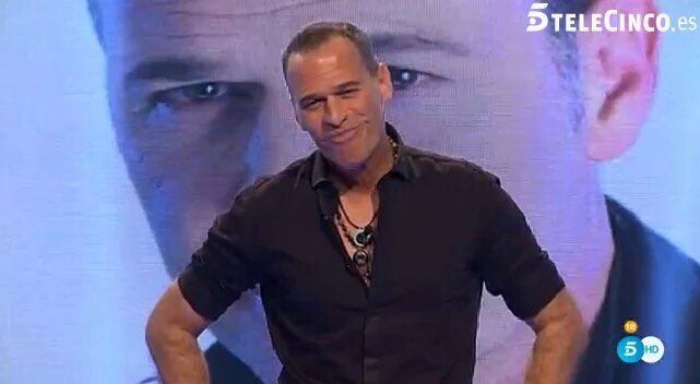 CasaGH's tweet photo. #LaCasaResponde Para Carlos, ¿Presentarías Gran Hermano? #Gala13GHVIP https://t.co/EoqlGjo4UL