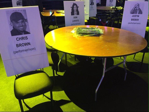 BiebasCrew's tweet photo. Justin se sentará junto a Chris Brown y Demi Lovato en los iHeart Awards este domingo! https://t.co/tmC1DyJ9fO