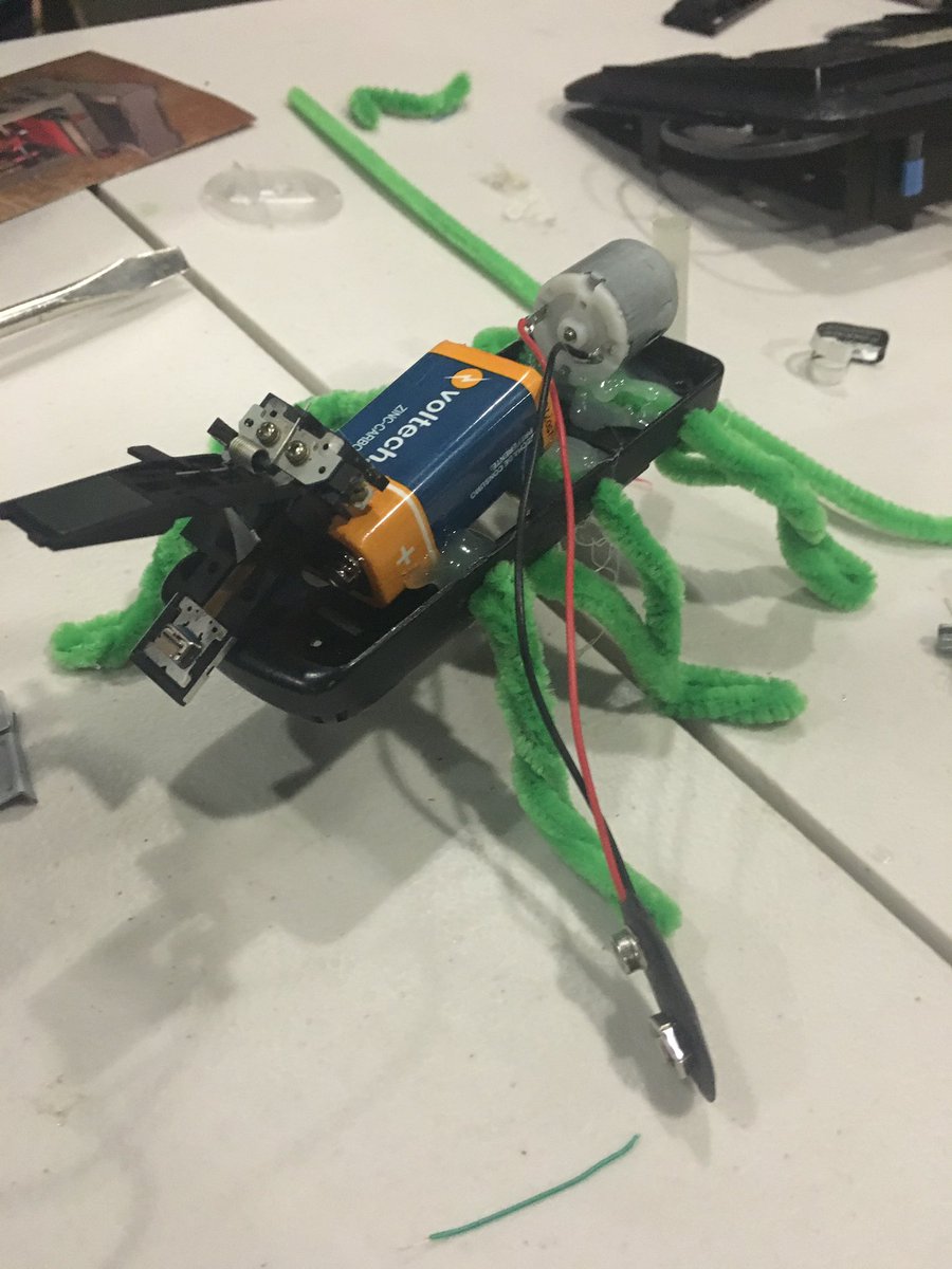 HacedoresCom's tweet image. Nuevas especies creadas en el taller de #electrolaboratorio en el @CCDmx #GenuinoDay2016 @ArteAlameda