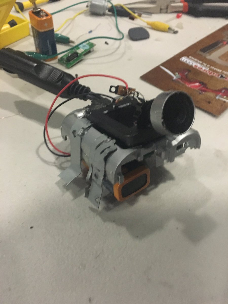 HacedoresCom's tweet image. Nuevas especies creadas en el taller de #electrolaboratorio en el @CCDmx #GenuinoDay2016 @ArteAlameda