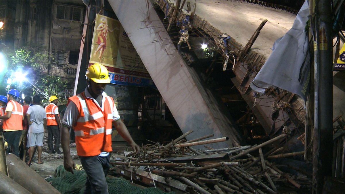 AgnesBun's tweet photo. Night rescue operations under way after a flyover collapsed in Kolkata, India @AFP #KolkataFlyOver https://t.co/CA2hyVHuKS