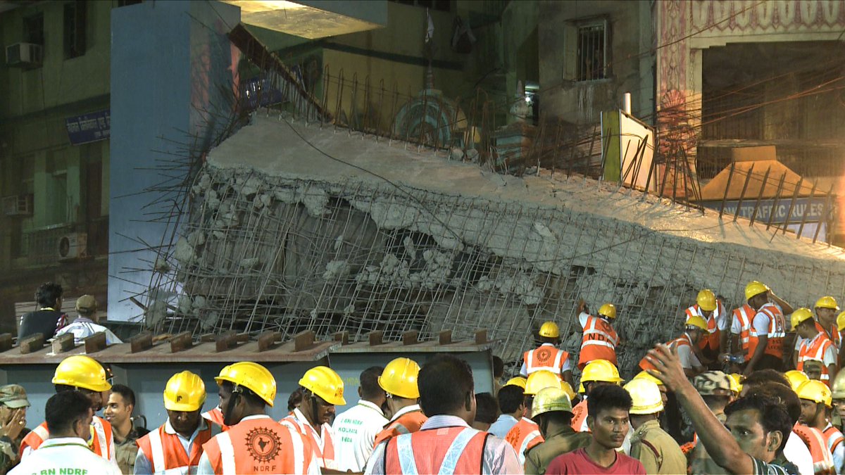 AgnesBun's tweet photo. Night rescue operations under way after a flyover collapsed in Kolkata, India @AFP #KolkataFlyOver https://t.co/CA2hyVHuKS