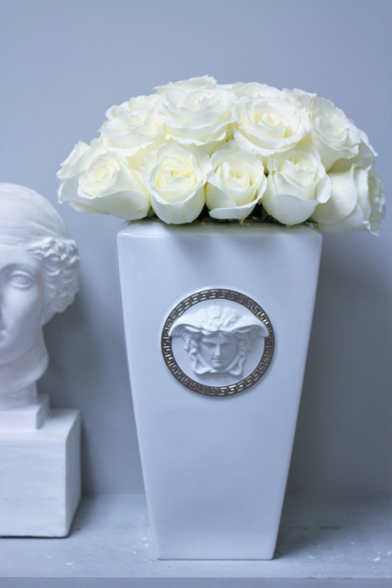GRAND_ECLAIR's tweet photo. Beautiful white rose arrangements for @Versace on Rodeo #Floraldesign #luxurydesign https://t.co/KbIq50I8hy