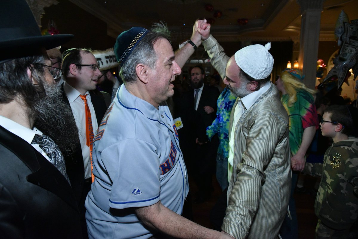 oorah_hakitzah's tweet photo. סעודת פורים ענקית מטעם 'עורה' באולם מפואר יחד עם מתנדבים של 'עורה'. למעלה מ- 1000 איש השתתפו באירוע המרגש. https://t.co/Hg8AlhFgdk