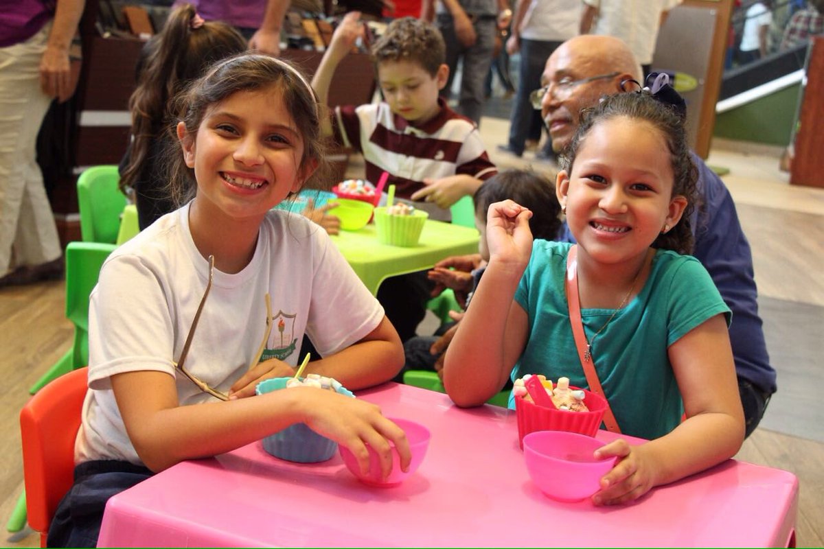 CascadasMall's tweet photo. Ellos disfrutan cada momento decorando su helado favorito. #TallerManitas #CascadasMall #kids #icecream https://t.co/Rfm49aLBll