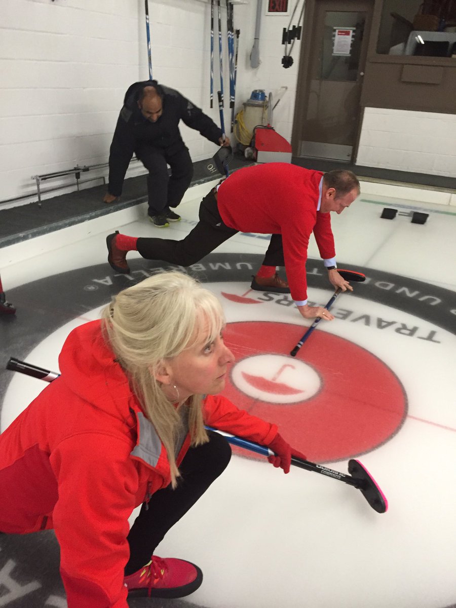 ouellette_manon's tweet image. Learning from the #President, Gabor @GailDonohue #curlingfun