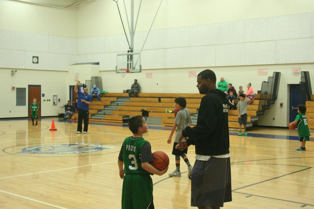 OhioAviators's tweet photo. Director of player development Anthony Pettaway giving ball handling tips during the #YouthSkillsClinic in #Toledo https://t.co/Bf7EGQFapX