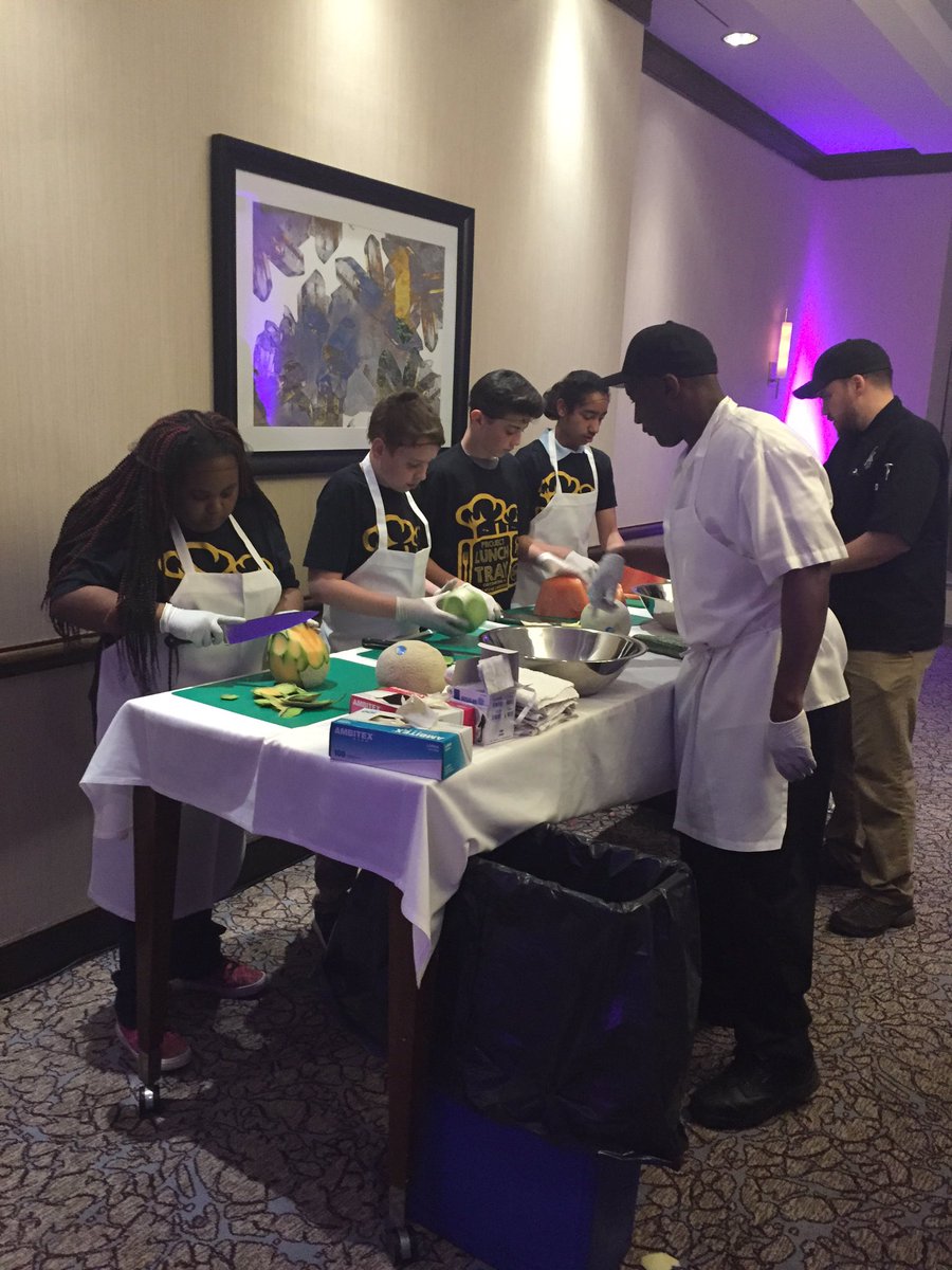 EnviroLunch's tweet photo. Ecs project lunch tray team back at it again! @CKitchenPgh @ECSInnovator @GreenSchoolsAll https://t.co/p6c0ymCC1d