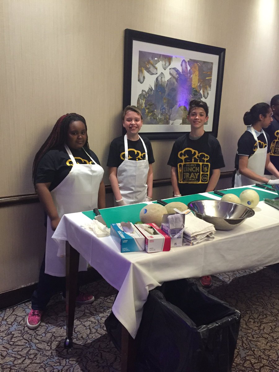 EnviroLunch's tweet photo. Ecs project lunch tray team back at it again! @CKitchenPgh @ECSInnovator @GreenSchoolsAll https://t.co/p6c0ymCC1d