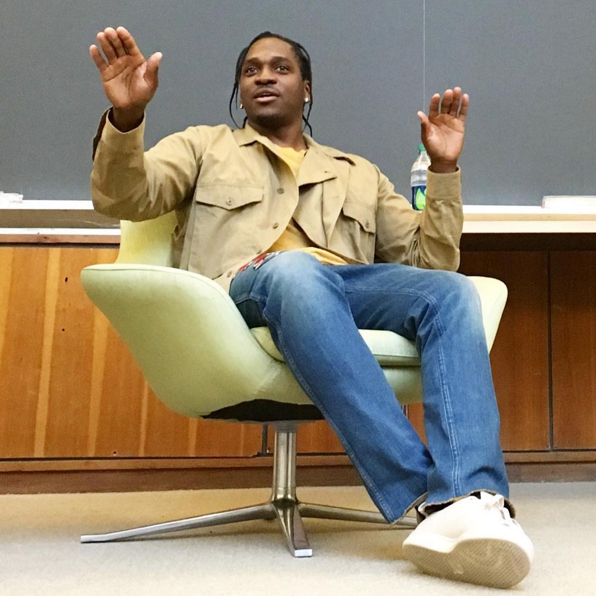 PigsAndPlans's tweet photo. Watch a Harvard professor recite Clipse lyrics during @PUSHA_T's lecture at the University https://t.co/uXn112xYeT https://t.co/ZhNZZjkeDs