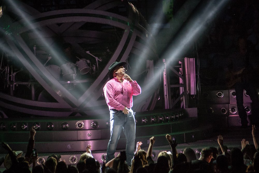 thereviewsarein's tweet photo. *NEW* Post up! 3 @garthbrooks performances in 4 days!
https://t.co/OUkxJRubMR #livemusic #GarthBrooks https://t.co/1v8WgIya5I