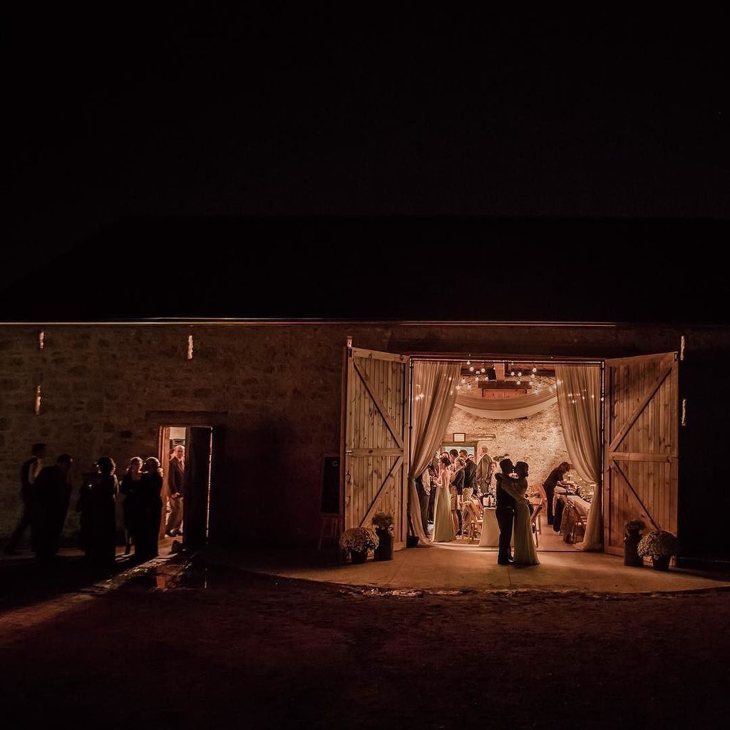 anneedgarphoto's tweet photo. At the end of a celebration... #weddingday #slitbarn #canadianweddings #barnwedding #kiss … https://t.co/JahZQn8uIS https://t.co/HIOuk8XqmV