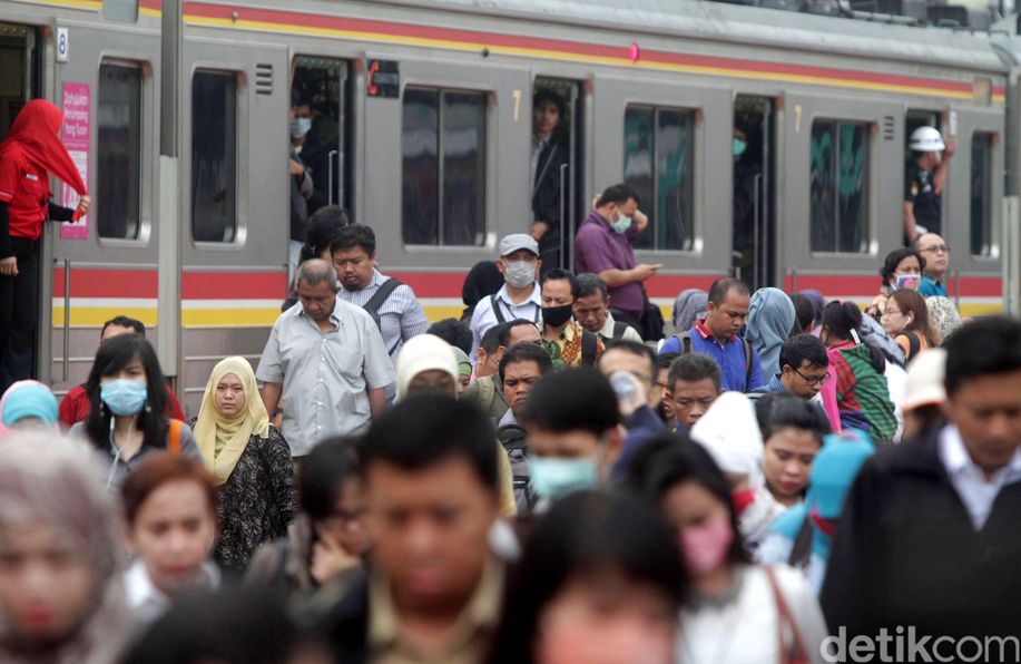 Selamat Datang April: Iuran BPJS Kesehatan Naik, Airport Tax Naik, BBM Turun detik.id/6JwGvG