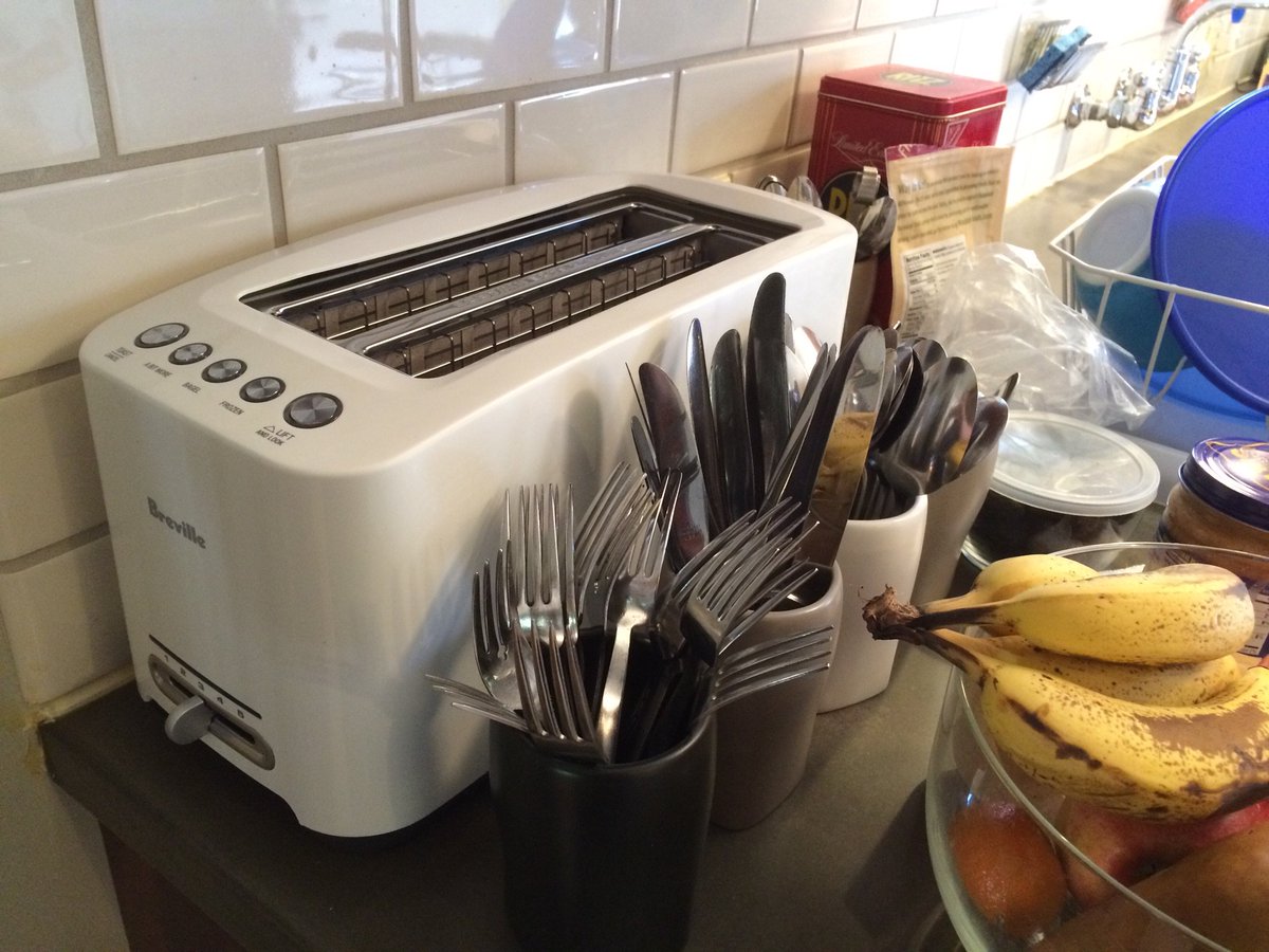 KateYule's tweet image. We have a new toaster! I love how the--signals? instructions? not quite the right word--are all on the end.