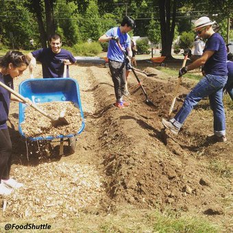 FoodShuttle's tweet photo. #TBT to @UNCDentistry volunteers spending #DeahDay giving back at Geer Street Learning Garden at @BullCityCool https://t.co/yeoCWvrL8w