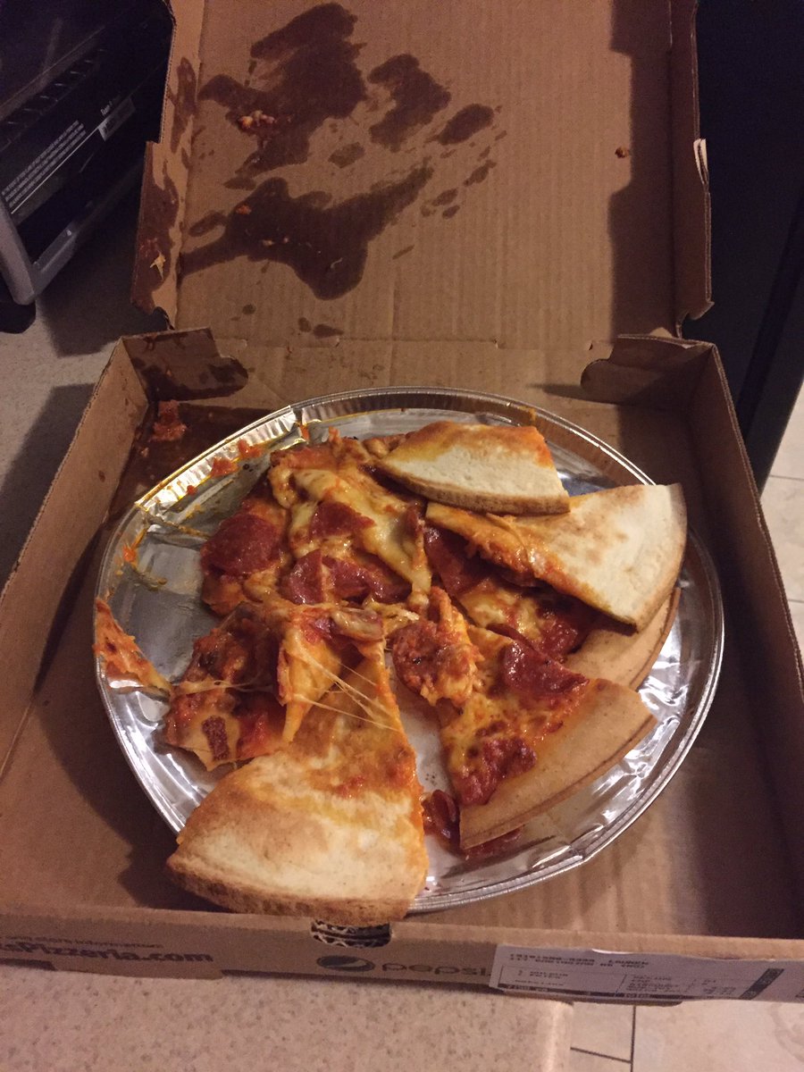 OReillyLaur's tweet photo. @MarksPizza waited 45 min for this gluten free mess... #unexceptable https://t.co/PJIX6HBtpW