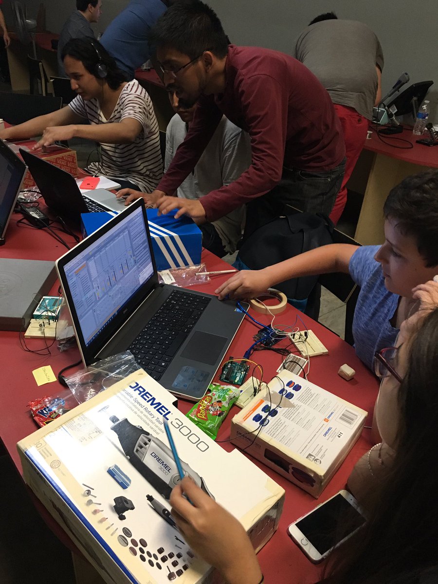 HacedoresCom's tweet image. Taller de batería con Genuino y cartón @CCDmx #GenuinoDay2016