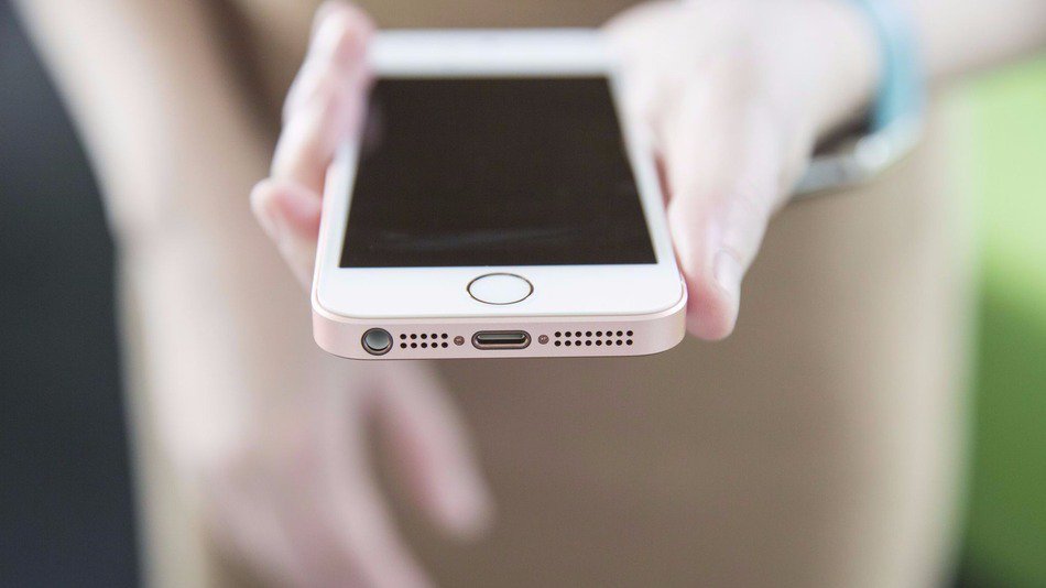 futureshift's tweet image. How to trick your iPhone into freeing up storage space on.mash.to/22SYWAQ