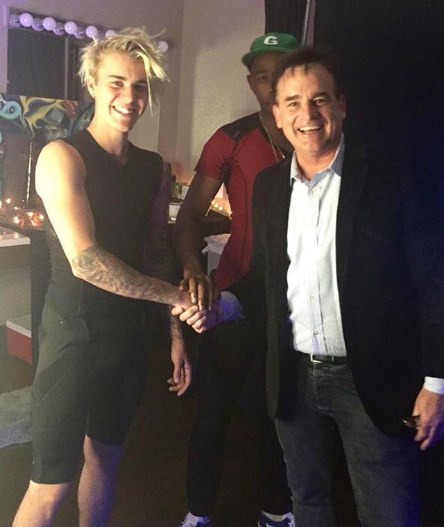 biebersmaniabr's tweet photo. alignmed: "Justin Bieber tendo uma orientação pessoal com o fundador da AlignMed® em seu show na noite passada." https://t.co/ZTTHHdWdjY