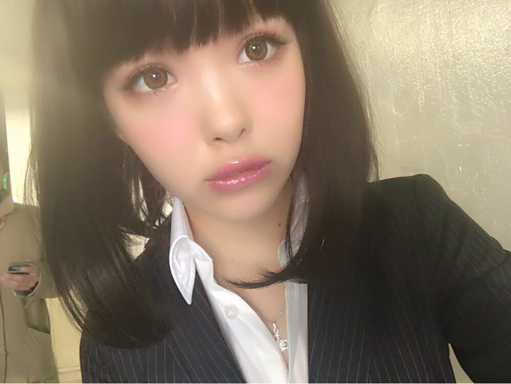藤田ニコルが109で働き始めるみたい..スーツ姿がめちゃ可愛い..ww