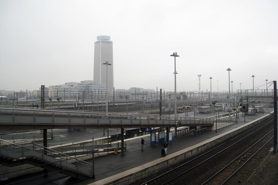 courrierinter's tweet photo. Vu des Pays-Bas. Les Français veulent oublier les banlieues https://t.co/5pVrbnBqLv https://t.co/zApp06UCjk