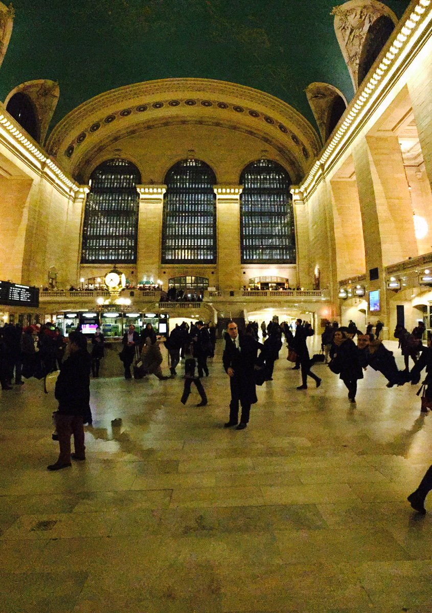 Chicer_Man's tweet photo. Where are you heading tonight? #grandcentral #lost #dreamer https://t.co/mdFRLQ9tYw