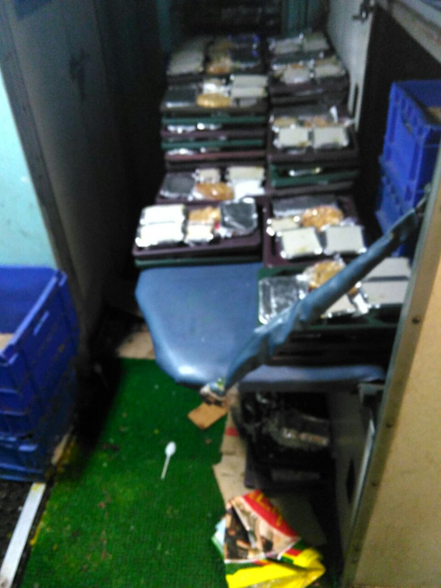 jbpconnect's tweet photo. Hygiene on  #indianrailways never a suprise 12295 exp @JBP Station 21:25 @sureshpprabhu @RailMinIndia @mp_tourism !! https://t.co/dHdkgyN8ja