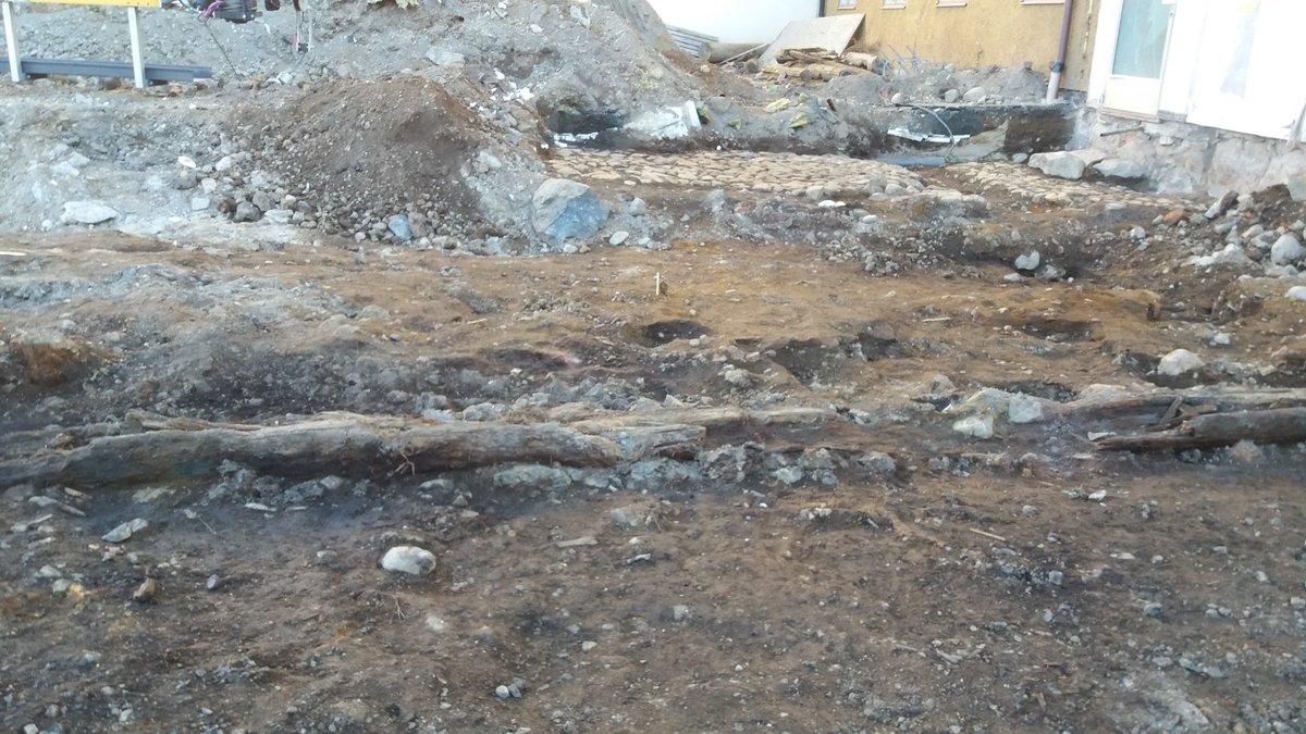 BalderArkeologi's tweet photo. Rensar fram en lång stock. 1600-tal. #Falun #dalarnasmuseum https://t.co/OhVFAiGskd