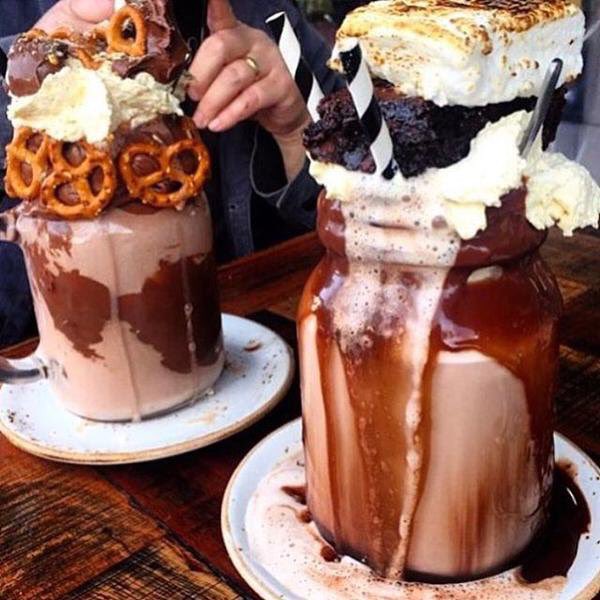 There is nothing better than a midnight milkshake right? Could go for this smores one from <a href="/ItsFoodPorn/">FoodPorn</a> 😍 #spoon