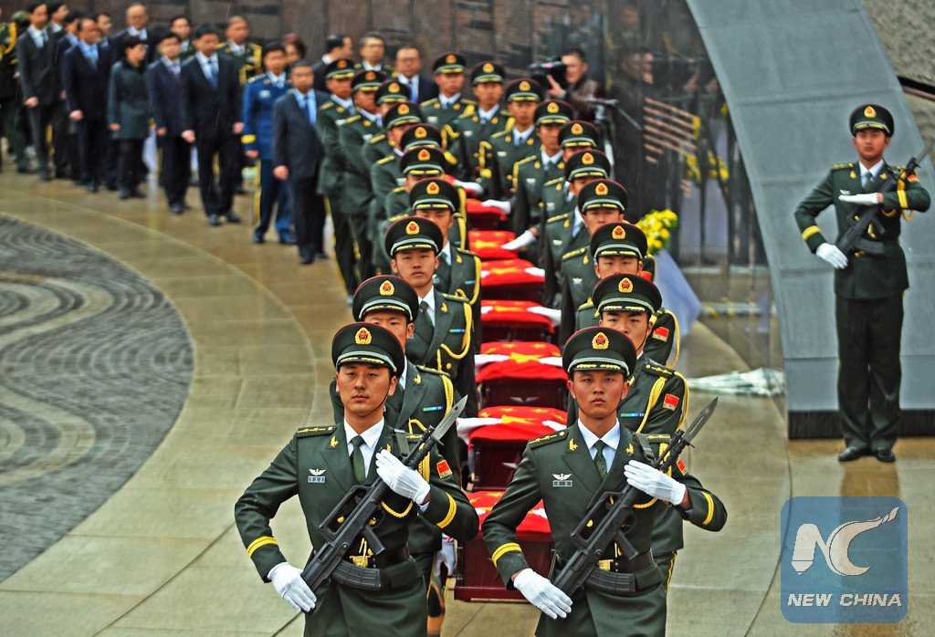 XinhuaChinese's tweet photo. 第三批在韓中國人民 #志願軍 烈士遺骸安葬儀式在遼寧瀋陽抗美援朝烈士陵園舉行。3月31日迎回的36位在韓志願軍烈士的遺骸，被安葬在瀋陽抗美援朝烈士陵園下沉式安葬地宮。抗美援朝烈士家屬、志願軍老兵及社會各界人士見證這一莊嚴時刻。 https://t.co/kQVqCjoYz2
