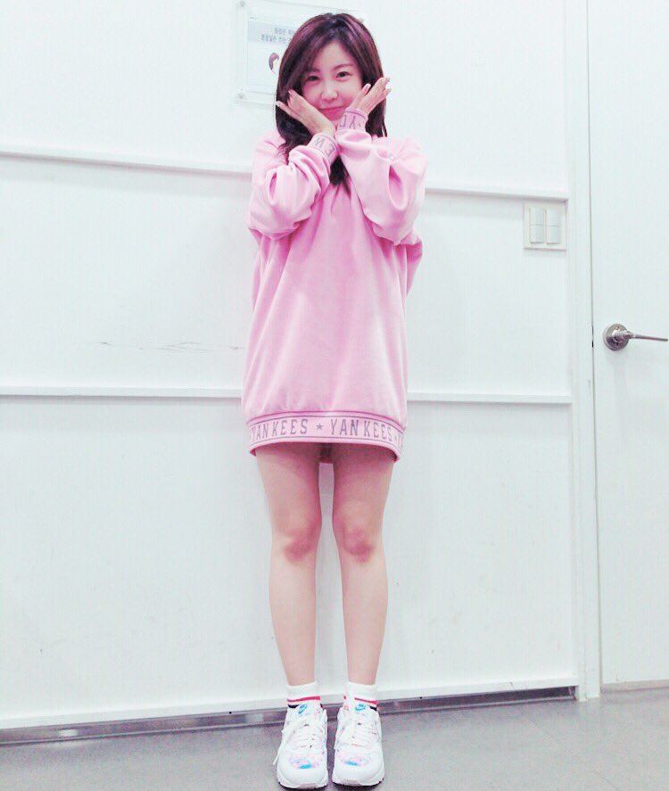 superstar_jhs's tweet photo. #JunHyoSeong #전효성 #나를찾아줘 #Pink #벚꽃운동화 #봄 🌸🎶😍 https://t.co/Ccu2QxkTBI