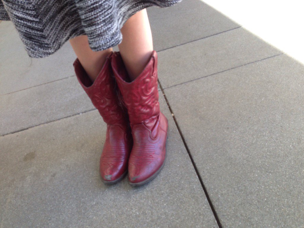 JoshRadnor's tweet photo. Saw my niece today. Pretty sure she wore these to taunt me. https://t.co/SM1q3dxOe9