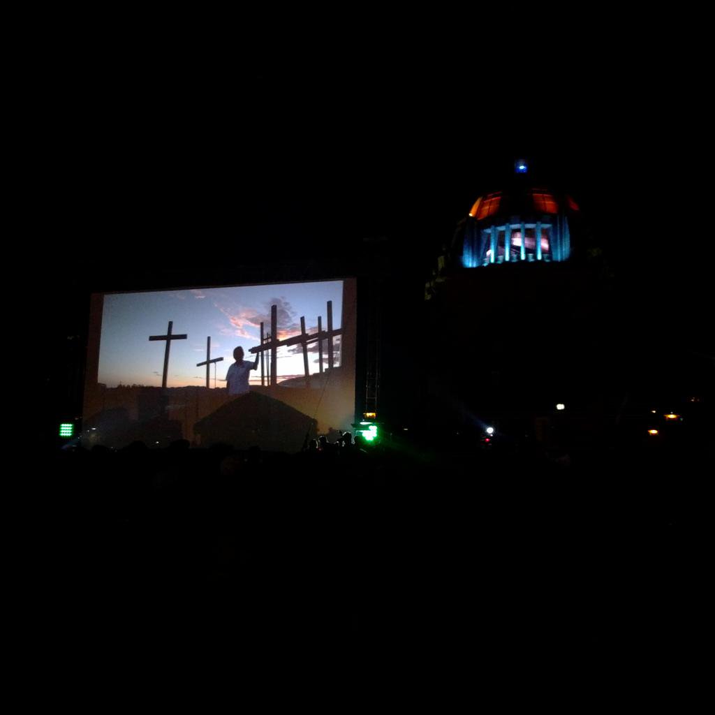 ramosmolina's tweet photo. Proyectan esencia de la defensora de #DH @luchacastro previo a la función inaugural de @Ambulante. @laura_aragon https://t.co/aRN0LcCTZH