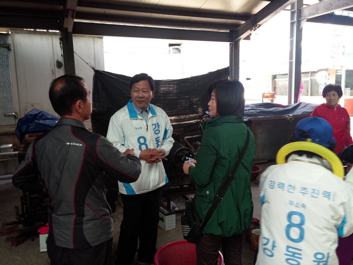 남원,임실,순창 국회의원 기호8번 강동원.

임실 장날,

시장안에서 지역 상인분들과
악수 나누시는 강동원 의원 입니다.