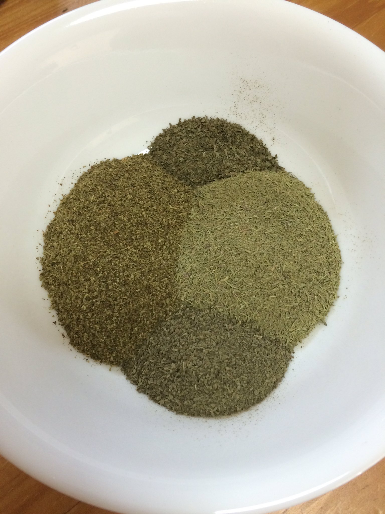 Sun Moon 朝からハーブソルトを制作中 ハーブの香りが凄いです 何だかトマト料理が食べたくなるな 癒しの場所サンアンドムーン 群馬 無農薬ハーブ 手作りハーブソルト T Co 6ftsqv4pnb Twitter
