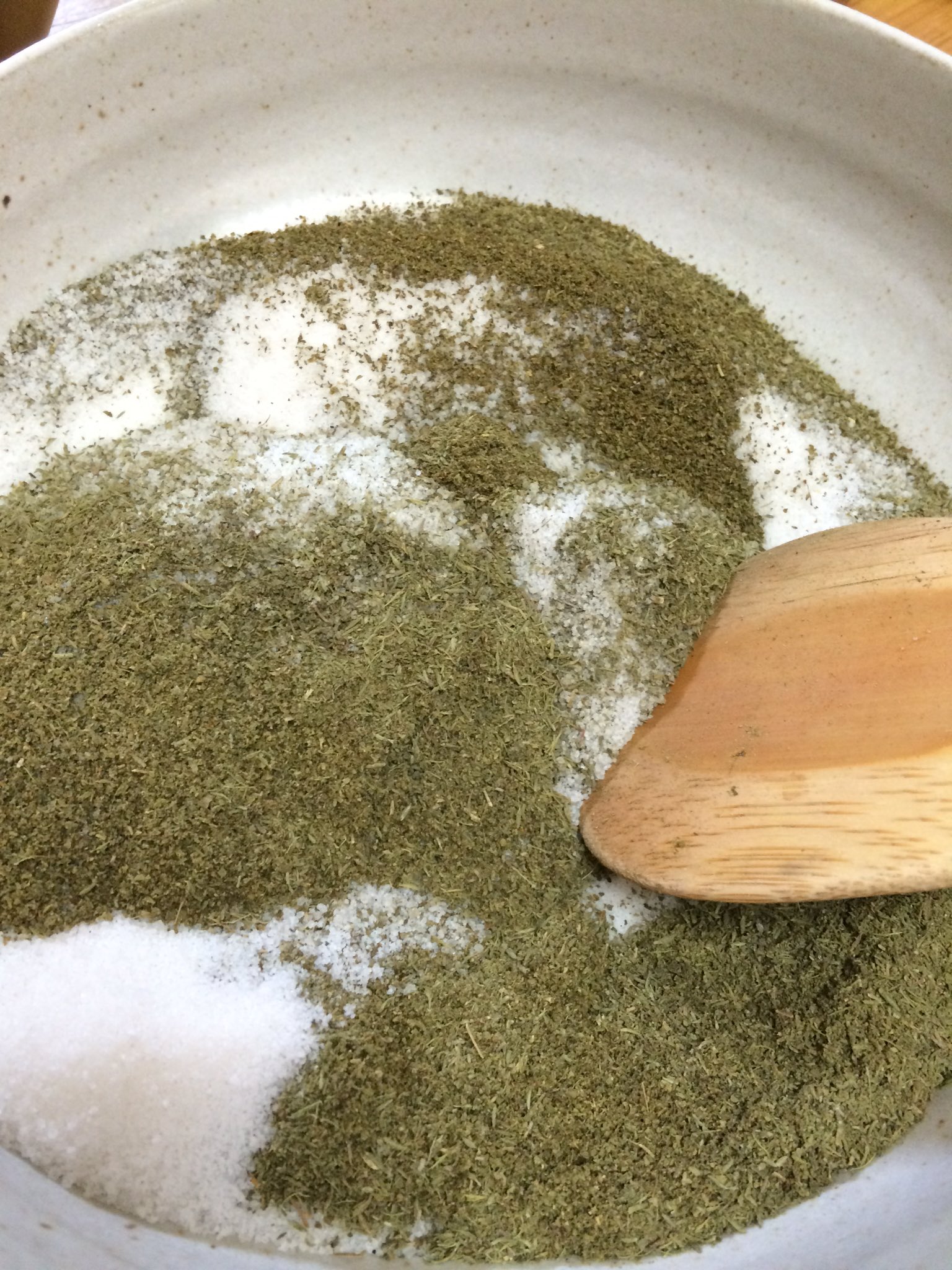 Sun Moon 朝からハーブソルトを制作中 ハーブの香りが凄いです 何だかトマト料理が食べたくなるな 癒しの場所サンアンドムーン 群馬 無農薬ハーブ 手作りハーブソルト T Co 6ftsqv4pnb Twitter