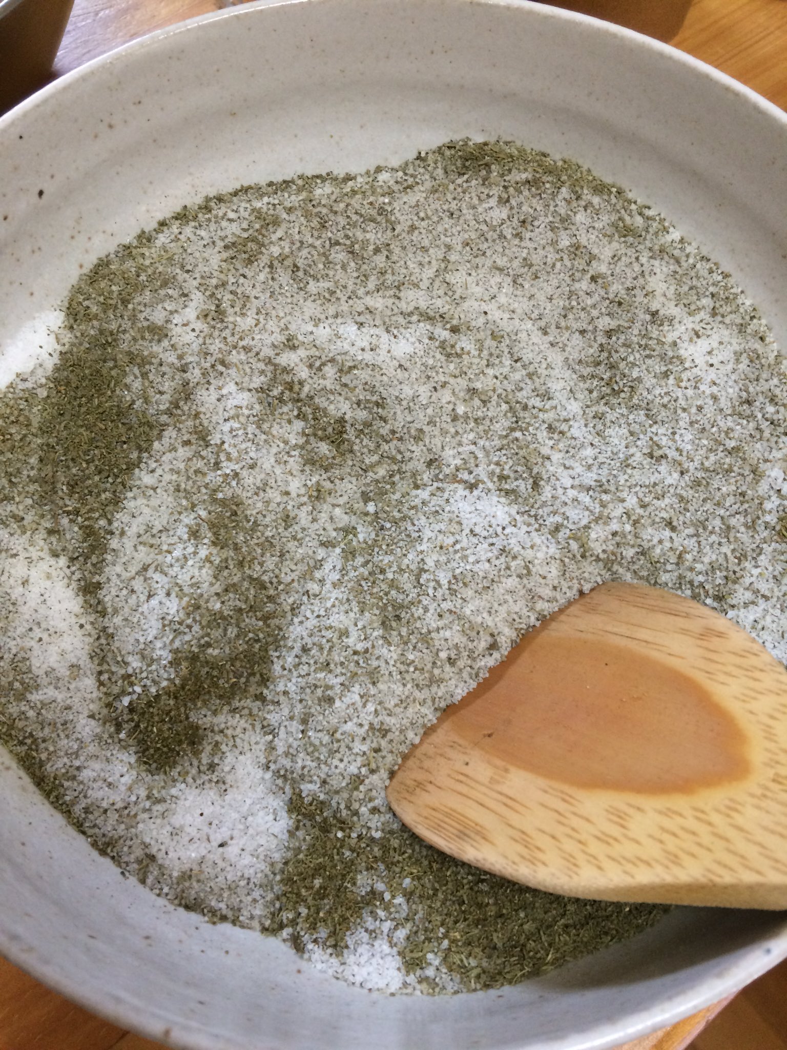 Sun Moon 朝からハーブソルトを制作中 ハーブの香りが凄いです 何だかトマト料理が食べたくなるな 癒しの場所サンアンドムーン 群馬 無農薬ハーブ 手作りハーブソルト T Co 6ftsqv4pnb Twitter