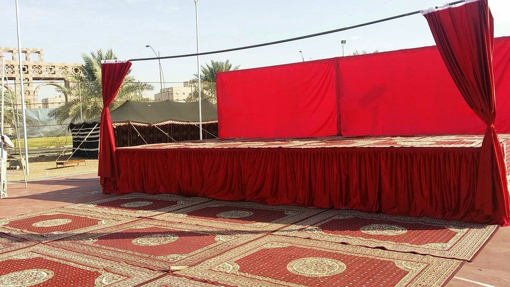 يوجد لدينا مسارح متنقلة بأسعار مناسبة وبأحجام مختلفه