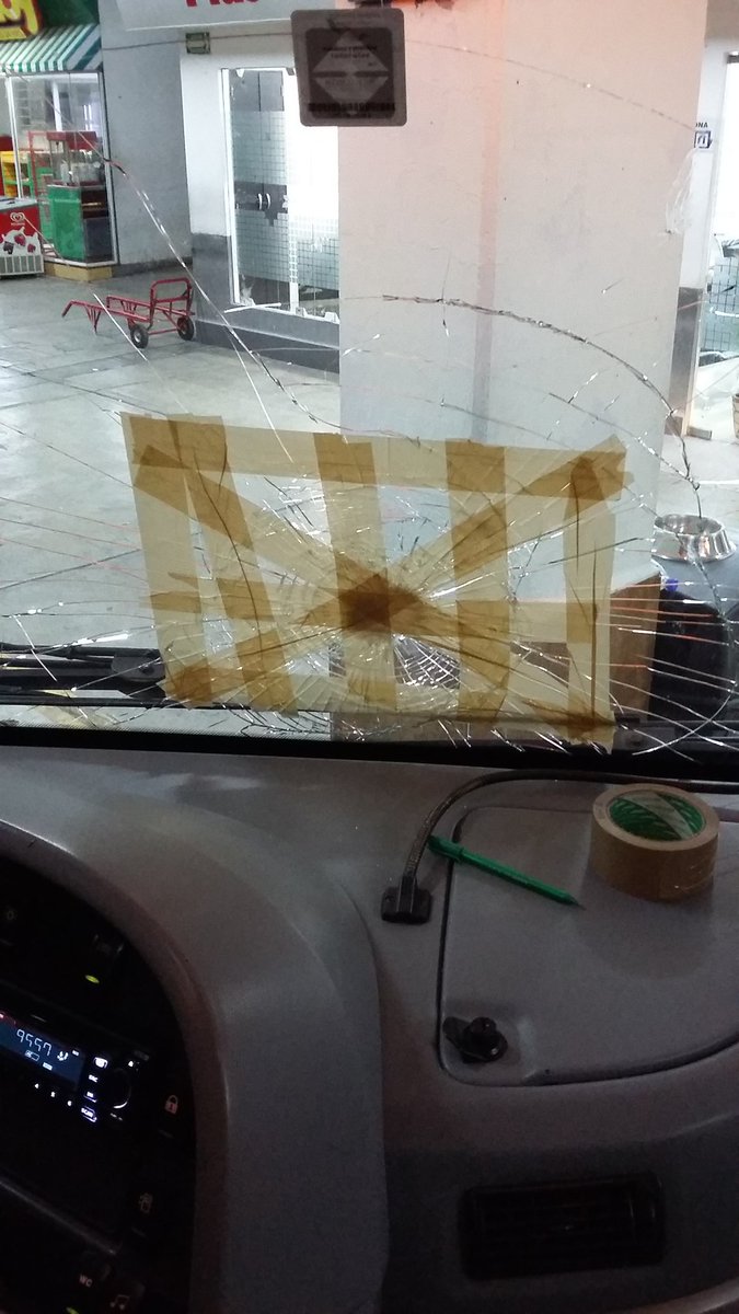 onlyemergency1's tweet image. Nos aventaron una piedra en la carretera Aguascalientes-Zac. Necesitamos carreteras seguras #seguridadencarreteras