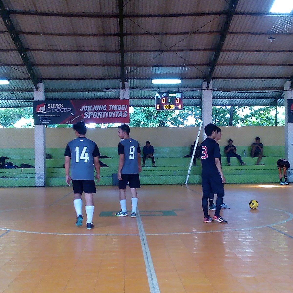 Lawlympic2016's tweet photo. Persiapan pertandingan futsal semifinal antara UP melawan UNPAS https://t.co/VM4ZN6GR3N