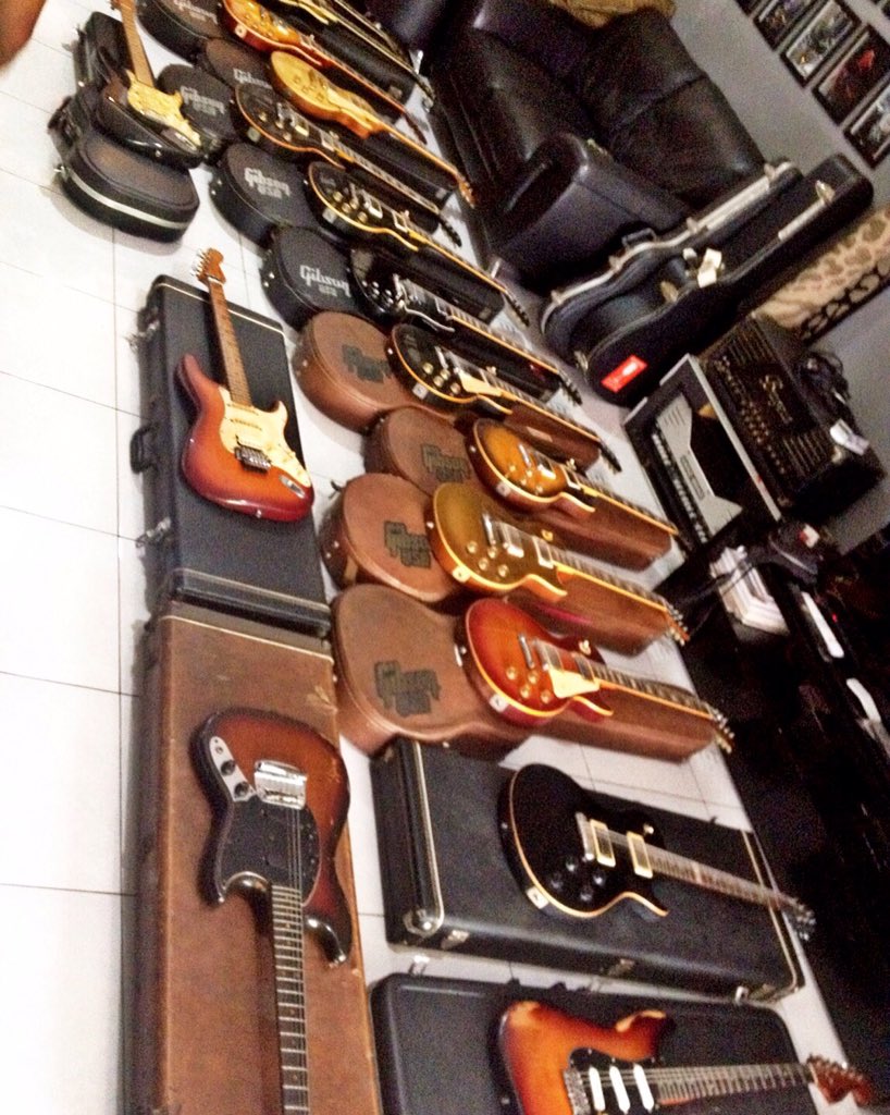 Berhubung tempatnya ga muat jadi gantian ya sayang ,Mumpung jumat berkah skalian membersihkan pusaka2 sakti dahulu