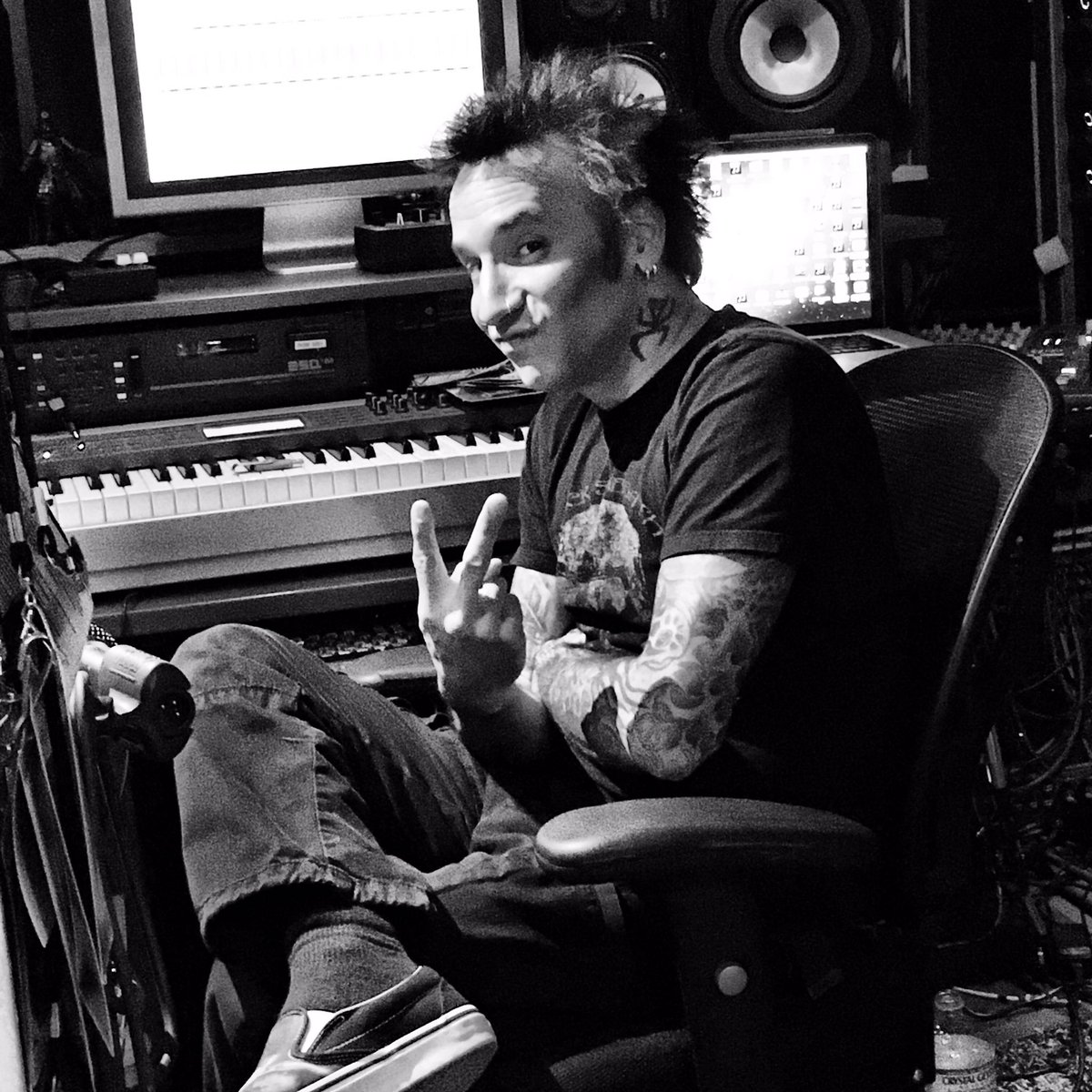 "I need 2 dilithium crystals.....that's right 1,2!" <a href="/CoreyTaylorRock/">fuck your checkmark</a> #stonesour #room237 <a href="/inwalksthechow/">Johny Chow</a> @Martucci77