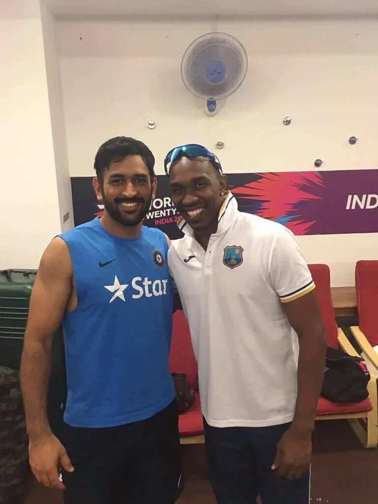 Chellakutty_Dee's tweet photo. தோல்விக்கு பிறகும் 
இந்த பெருந்தன்மை 
யாருக்கும் எங்க தல 
போல வருமா #தோனிடா 😍😍😘😘 https://t.co/W15WoQQ7ts
