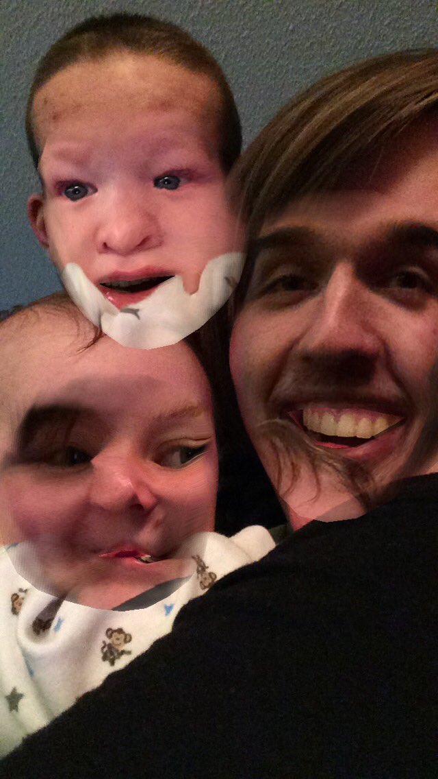 UnCrumbledCooke's tweet photo. Got that triple face swap going 😂🙌🏻 lol #FuckedUp #SnapChat #TriSwap https://t.co/LwhYkkSqpL