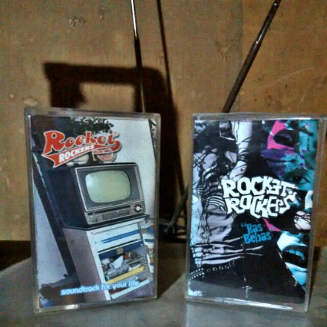 yudapenatas's tweet photo. Salah dua album terbaik @rocket_rockers.. Menurut versi saya tentunya..😜 #soundtrackforyourlife #rasbebas #not4sale https://t.co/NeNsyWG1JZ