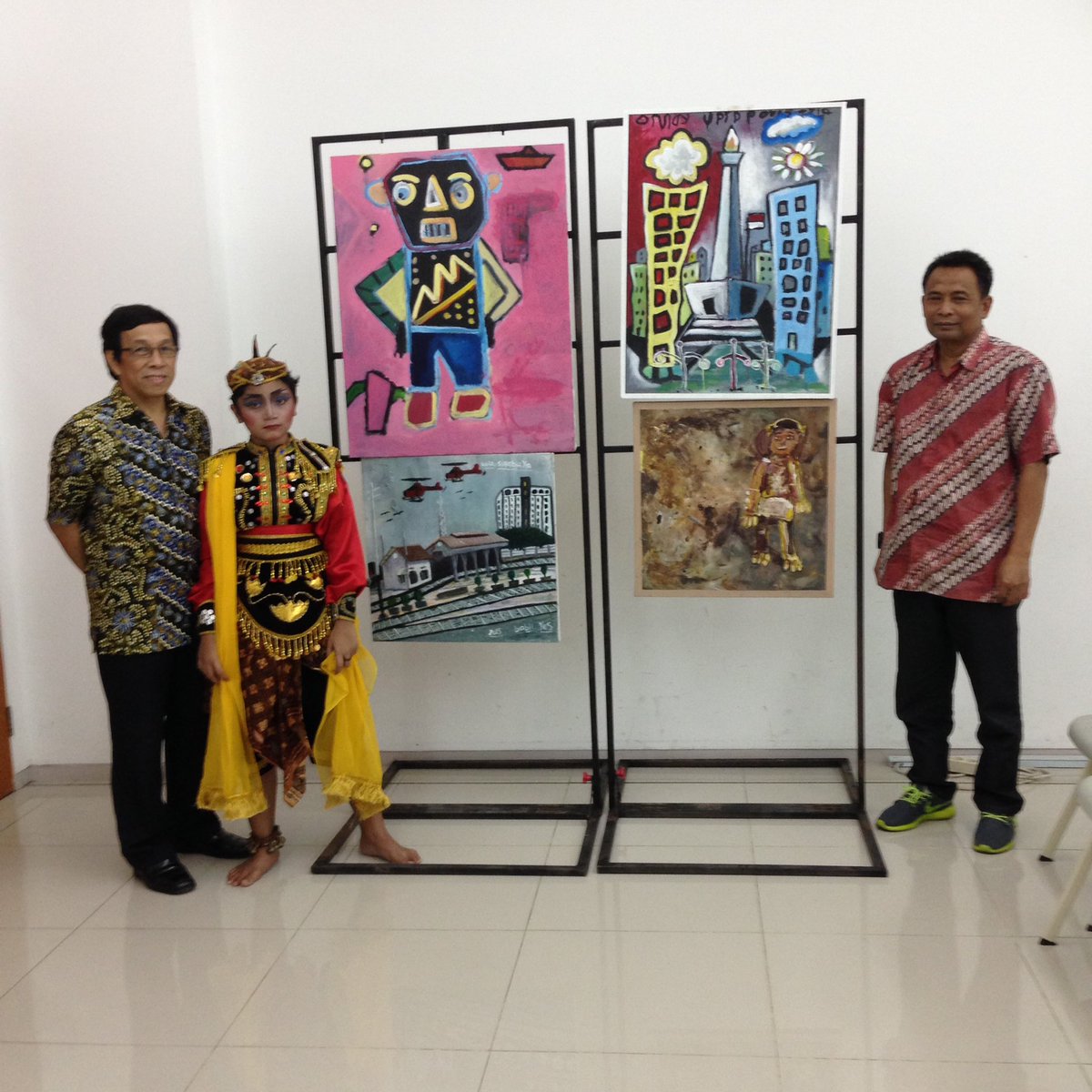 lppm_ciputra's tweet photo. Siti penari remo 'n hasil lukisannya. salah satu saudara kurang beruntung binaan Dinsos Kota Surabaya @UCPeople https://t.co/XK204XGp33