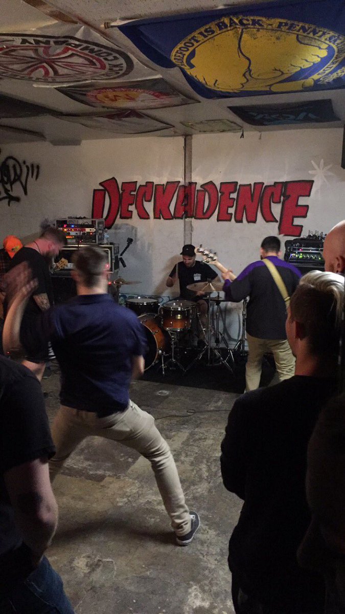 B1ALLPuRPosE's tweet photo. So there is/was bands again this eve. Always a good time #Deckadence https://t.co/8DUf1Hw1Q6
