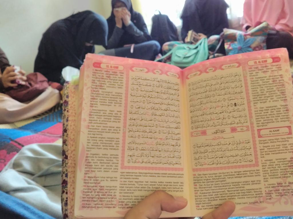 isc_14's tweet photo. Jum'ah reminder: yuk yukk jangan lupa baca surah Al-Kahfinya yaaa🙌
Yuk cari banyak pahala di Jum'at berkah ini😇 https://t.co/op8NQScL9w