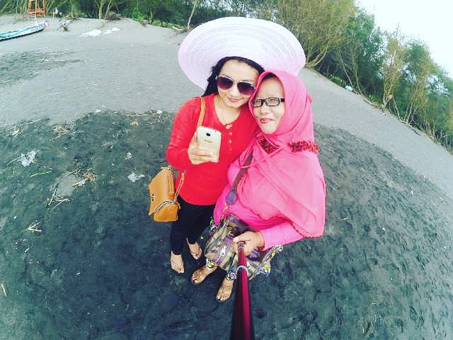 nophyPuspita's tweet photo. Moms ksayangan #goacemara #beach #jogja https://t.co/aCUmH7kuNQ
