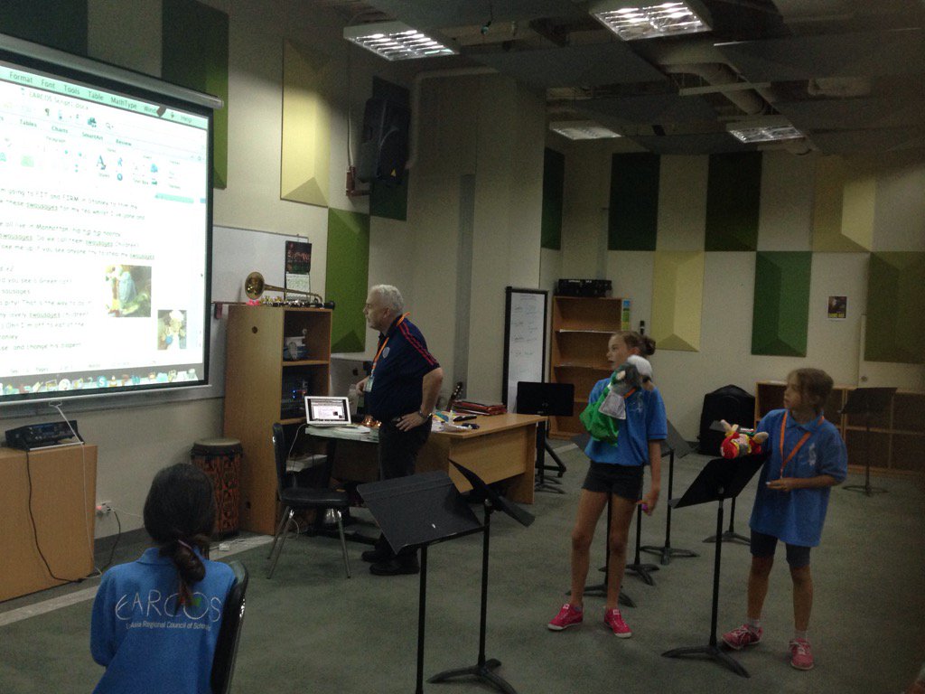 cpslovett's tweet photo. Dr Mansell from @HKIS engaging local students at #etc16mnl https://t.co/CYTiQVCc4n
